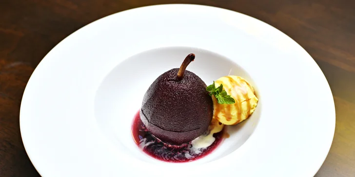 Tříchodové degustační obědové menu v Karlíně pro 2 osoby: kulajda, flank steak, burger i dezert s kávou a víno