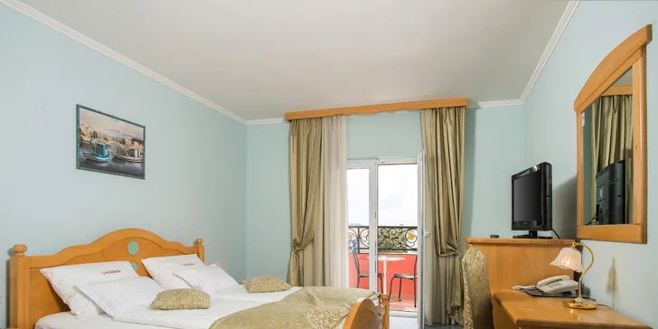 Léto v Dalmácii: hotel 2 minuty od pláže, bohatá polopenze, bazén a first minute sleva