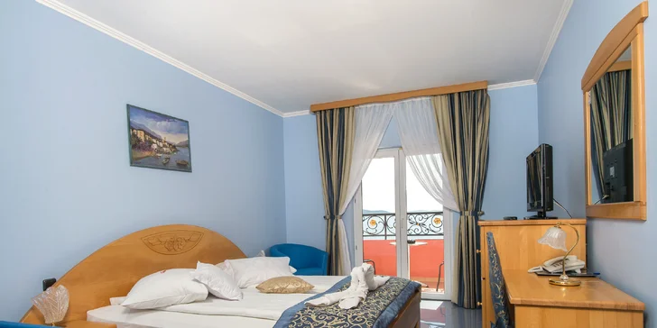 Léto v Dalmácii: hotel 2 minuty od pláže, strava, bazén a 2 děti zdarma