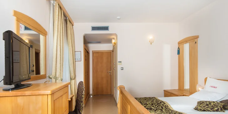 Léto v Dalmácii: hotel 2 minuty od pláže, bohatá polopenze, bazén a first minute sleva