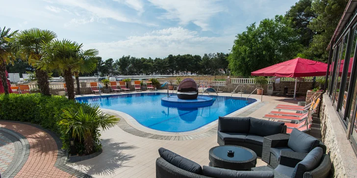 Léto v Dalmácii: hotel 2 minuty od pláže, strava, bazén a 2 děti zdarma