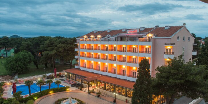 Léto v Dalmácii: hotel 2 minuty od pláže, bohatá polopenze, bazén a first minute sleva