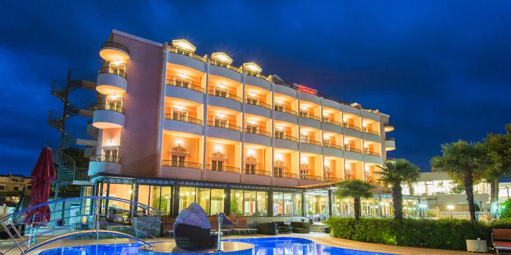 Léto v Dalmácii: hotel 2 minuty od pláže, bohatá polopenze, bazén a first minute sleva