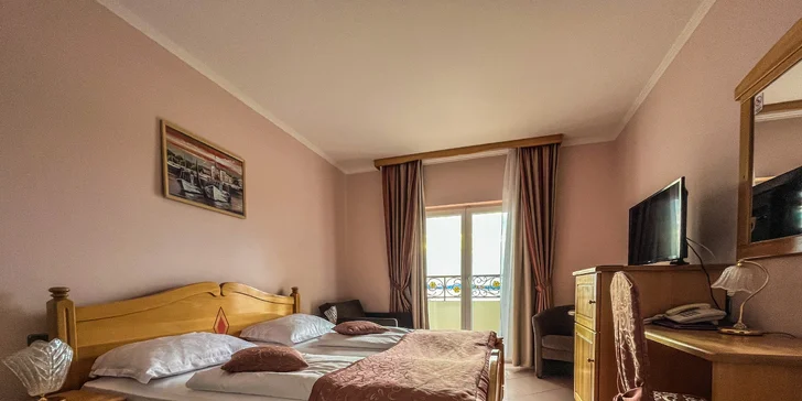 Léto v Dalmácii: hotel 2 minuty od pláže, strava, bazén a 2 děti zdarma