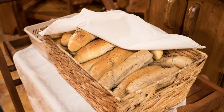 Pobyt ve srubu v Orlických horách pro dva i rodinu: bufetové snídaně a skvělá poloha