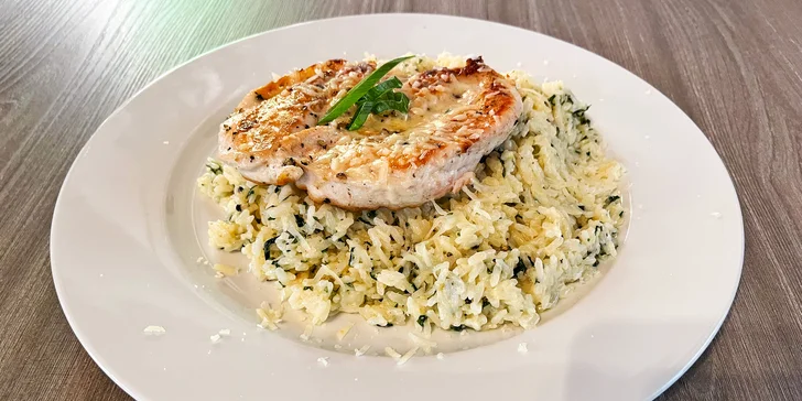 Tříchodové menu v u zámeckého parku: tagliatelle, kuřecí prsa i lívance a nápoj