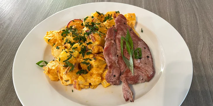 Tříchodové menu v u zámeckého parku: tagliatelle, kuřecí prsa i lívance a nápoj
