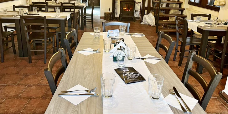 Tříchodové menu v u zámeckého parku: tagliatelle, kuřecí prsa i lívance a nápoj