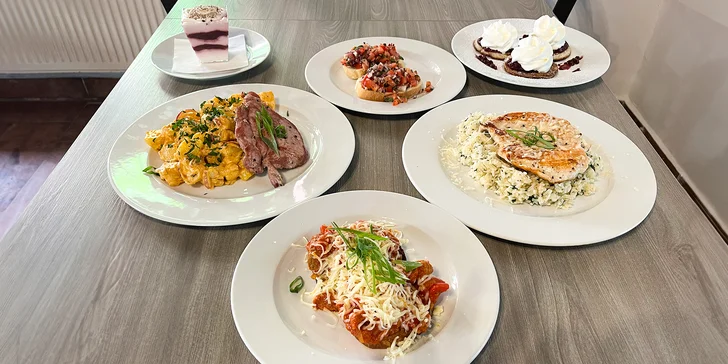 Tříchodové menu v u zámeckého parku: tagliatelle, kuřecí prsa i lívance a nápoj