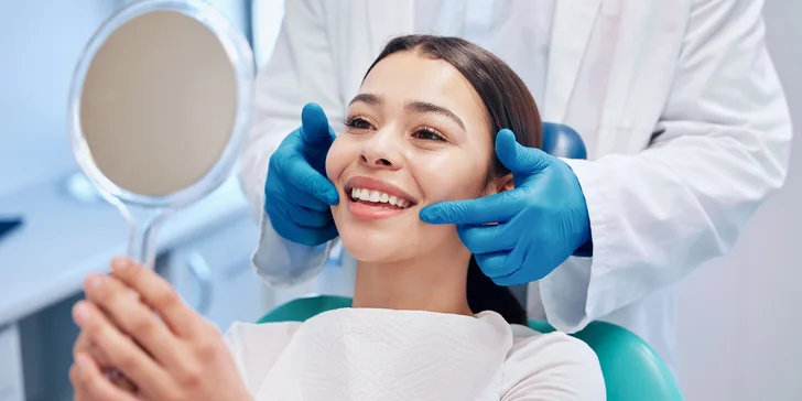 Dentální hygiena pro dospělé včetně odstranění pigmentace pomocí bezbolestného Airflow