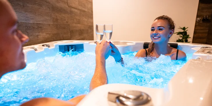 Privátní wellness na 90 minut pro 1-6 osob: sauna, vířivka a relax zóna i láhev sektu