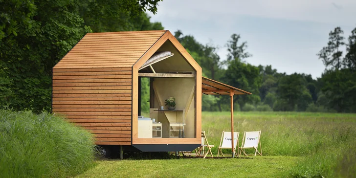 Glamping v dřevěném domku s výhledem na hlubocký zámek: lahev vína i poukaz do sportovního areálu