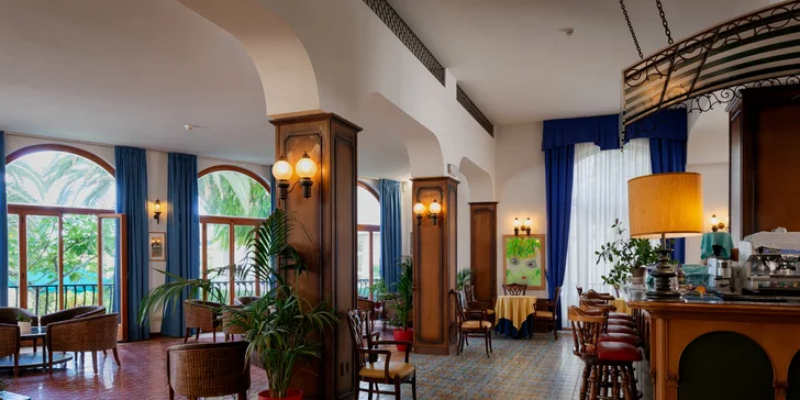 Dovolená na Jadranu: hotel přímo u pláže, plná penze i wellness s vířivkou, saunou a vyhřívanými bazény