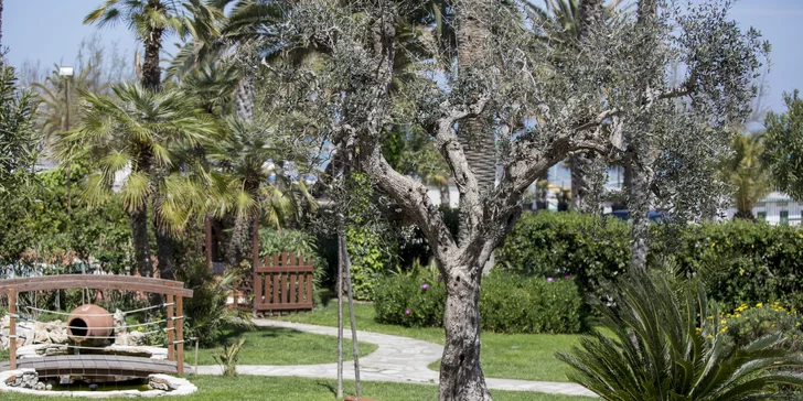 Dovolená na Jadranu: hotel přímo u pláže, plná penze i wellness s vířivkou, saunou a vyhřívanými bazény