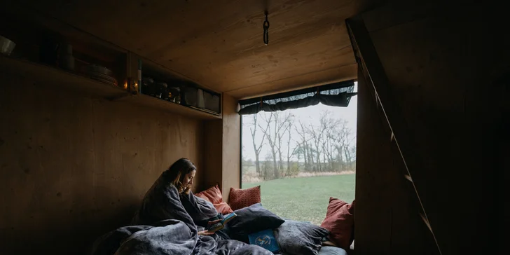 Kouzelný pobyt v treehouse až pro 4 osoby i venkovní sudová sauna