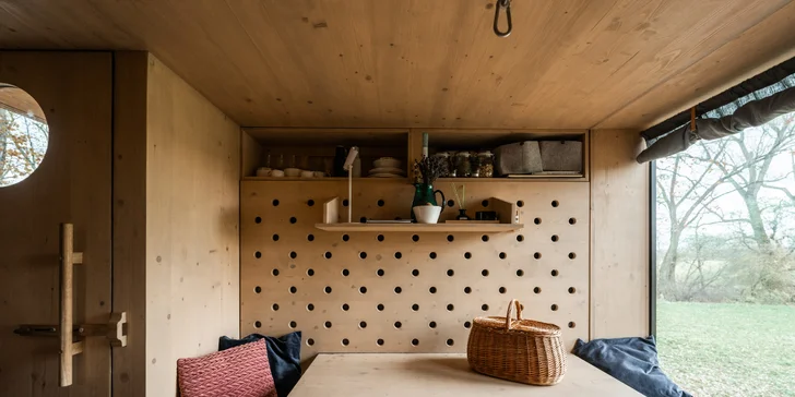 Kouzelný pobyt v treehouse až pro 4 osoby i venkovní sudová sauna