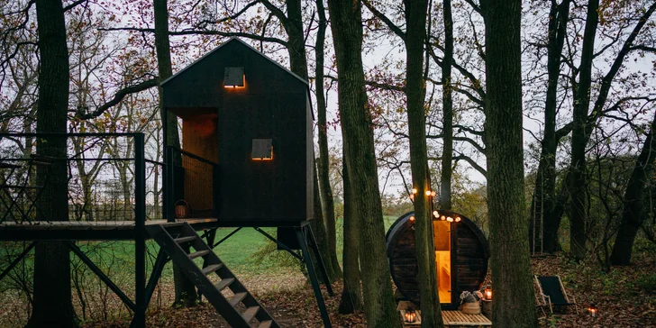 Kouzelný pobyt v treehouse až pro 4 osoby i venkovní sudová sauna