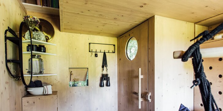 Kouzelný pobyt v treehouse až pro 4 osoby i venkovní sudová sauna