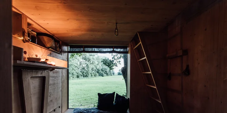 Kouzelný pobyt v treehouse až pro 4 osoby i venkovní sudová sauna
