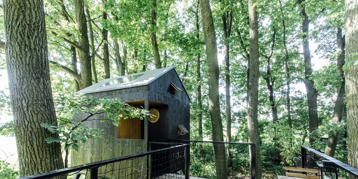 Kouzelný pobyt v treehouse až pro 4 osoby i venkovní sudová sauna