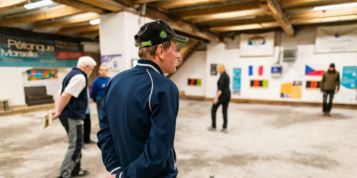 Skupinová nebo VIP lekce pétanque na největším krytém hřišti