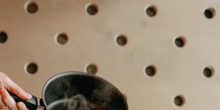 Kouzelný pobyt v treehouse až pro 4 osoby i venkovní sudová sauna