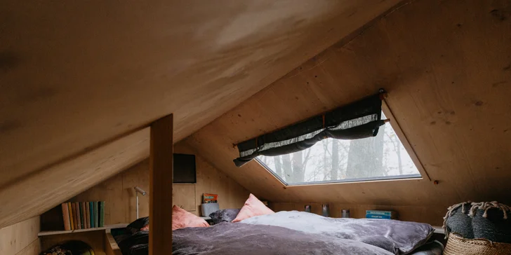 Kouzelný pobyt v treehouse až pro 4 osoby i venkovní sudová sauna