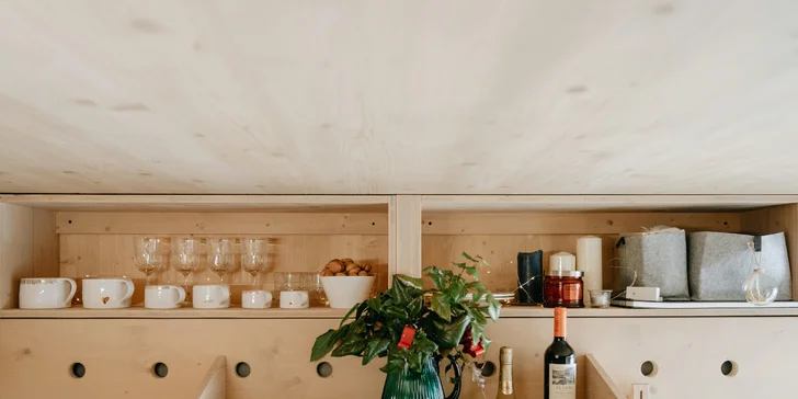 Kouzelný pobyt v treehouse až pro 4 osoby i venkovní sudová sauna