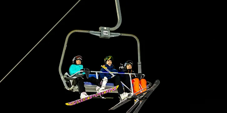 Skipasy na večerní lyžování na Lipně: modrá sjezdovka dlouhá 1400 metrů, hlavní i top sezóna