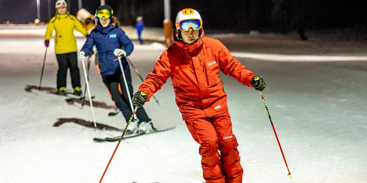 Skipasy na večerní lyžování na Lipně: modrá sjezdovka dlouhá 1400 metrů, hlavní i top sezóna