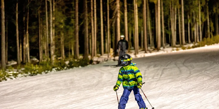 Skipasy na večerní lyžování na Lipně: modrá sjezdovka dlouhá 1400 metrů, hlavní i top sezóna