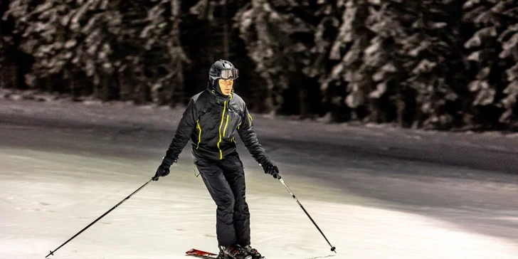Skipasy na večerní lyžování na Lipně: modrá sjezdovka dlouhá 1400 metrů, hlavní i top sezóna