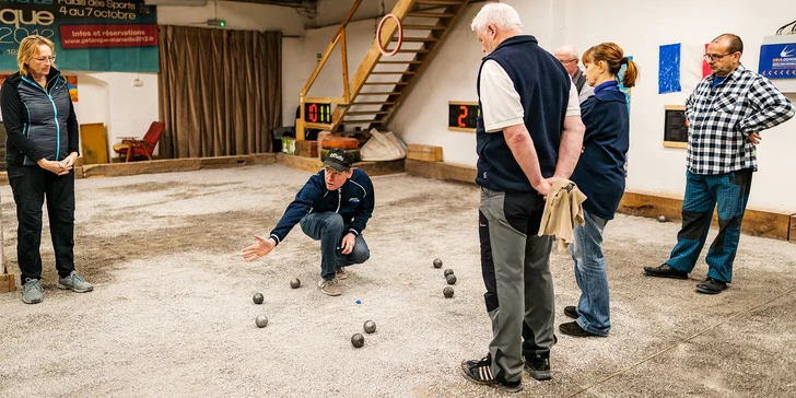 Skupinová nebo VIP lekce pétanque na největším krytém hřišti