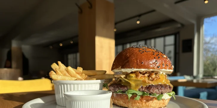 Grilovaný burger podle výběru s hovězím i hranolky pro 1 či 2 osoby