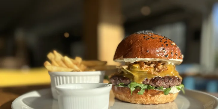 Grilovaný burger podle výběru s hovězím i hranolky pro 1 či 2 osoby