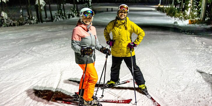 Skipasy na večerní lyžování na Lipně: modrá sjezdovka dlouhá 1400 metrů, hlavní i top sezóna