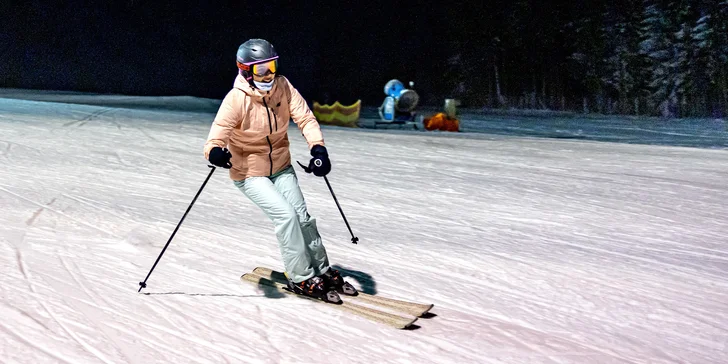 Skipasy na večerní lyžování na Lipně: modrá sjezdovka dlouhá 1400 metrů, hlavní i top sezóna