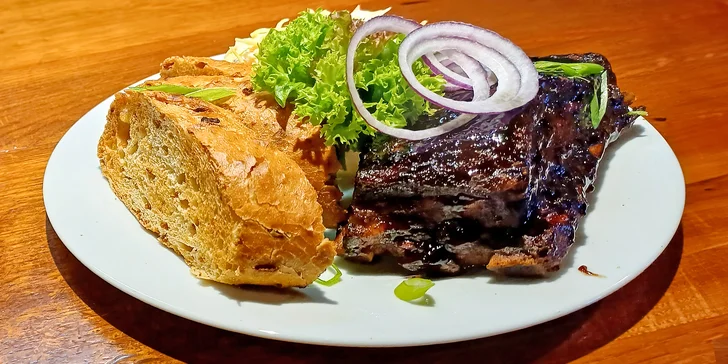 BBQ žebra prohnaná udírnou, coleslaw, bagetka a nápoj pro 1 i 2 osoby