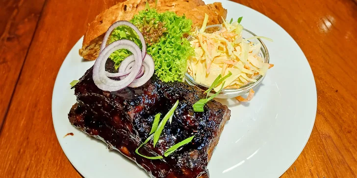 BBQ žebra prohnaná udírnou, coleslaw, bagetka a nápoj pro 1 i 2 osoby