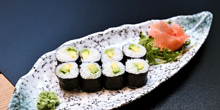 Sushi v Bali Bali u metra Křižíkova: maki, nigiri, california i losos, sety s 8 až 40 ks