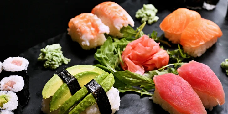 Sushi v novém podniku u metra Křižíkova: maki, nigiri, california i losos, sety s 8 až 40 ks