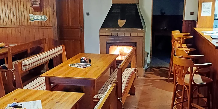 BBQ žebra prohnaná udírnou, coleslaw, bagetka a nápoj pro 1 i 2 osoby