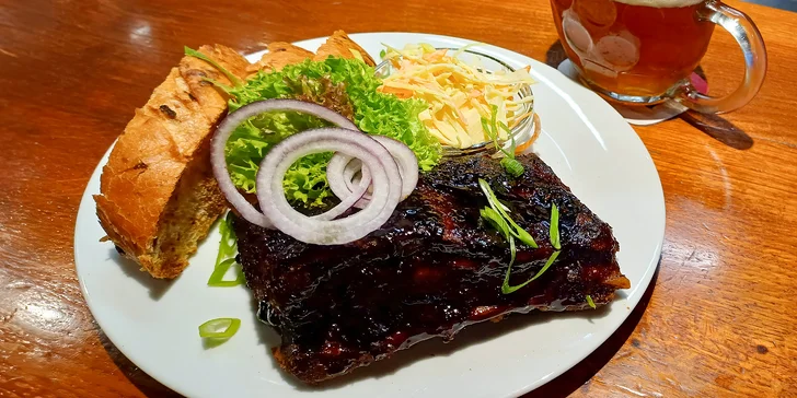 BBQ žebra prohnaná udírnou, coleslaw, bagetka a nápoj pro 1 i 2 osoby