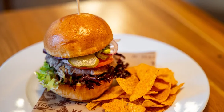 Aero menu: telecí či kuřecí burger nebo kilový mega burger s pivním setem a sorbety