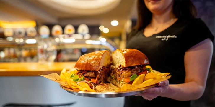 Aero menu: telecí či kuřecí burger nebo kilový mega burger s pivním setem a sorbety