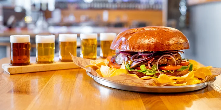 Aero menu: telecí či kuřecí burger nebo kilový mega burger s pivním setem a sorbety