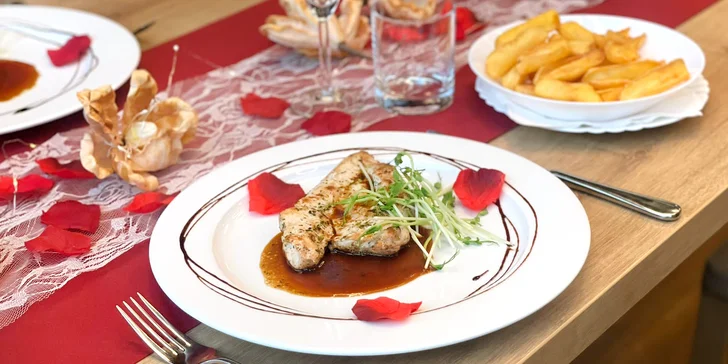 Romantické 3chodové menu s lahví vína v restauraci u Čertových skal pro 2 osoby