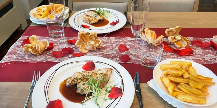 Romantické 3chodové menu s lahví vína v restauraci u Čertových skal pro 2 osoby