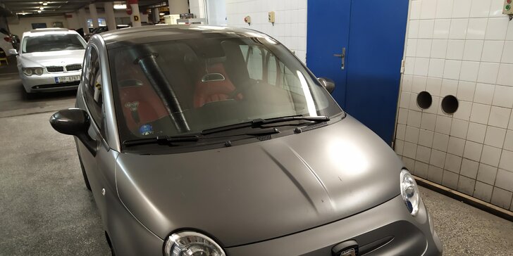 Profesionální ruční mytí auta v centru Brna: karoserie, disky kol a pneumatiky, tepování interiéru i vosk