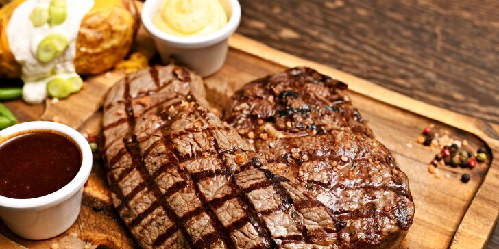 Steakové menu pro dva: křídla, rump steak a rib-eye z býka Black Angus, přílohy, omáčky a sladký dezert